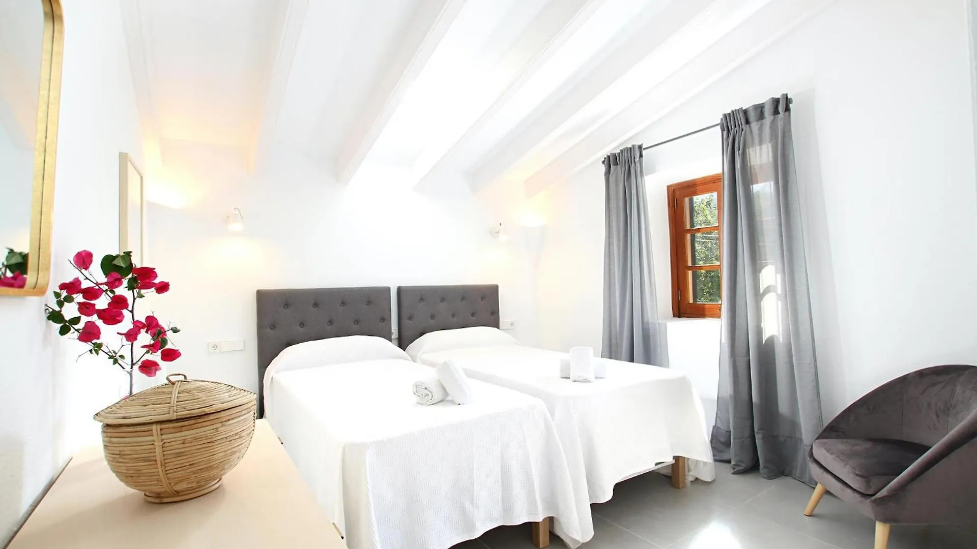 Country Lane Farmhouse Set In Pollenca Hills Spanien